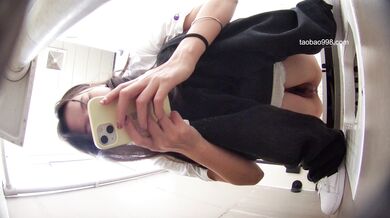 校园厕拍达人潜入职校女厕④ 定点全景偸拍，超多学生妹方便，各种浑圆大屁股，双洞看的清楚 (1)